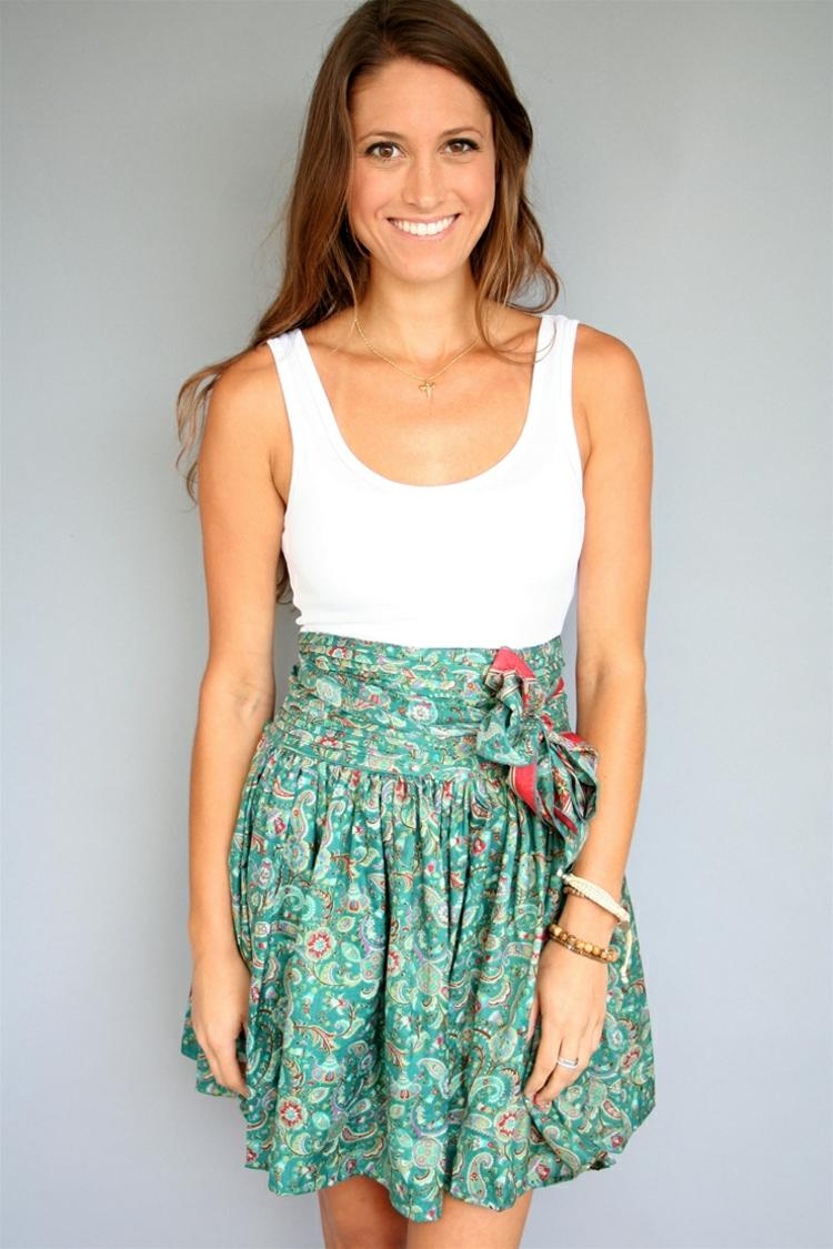 Vegánska móda s bielym tielkom a zelenou sukňou fashion-vegan-rock-mata-traders-green-tanktop-white