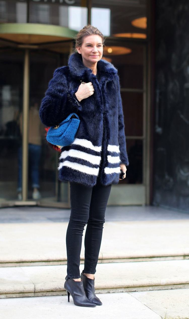 Atraktívny kabát vyrobený z vegánskych surovín z kreviet móda-vegan-tmavo-modrý-kabát-krevety-faux-kožušina-kabelka-čižmy