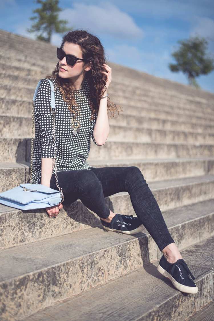 Street style vyrobený z vegánskeho oblečenia kockované slnečné okuliare vegánskej módy v pouličnom štýle