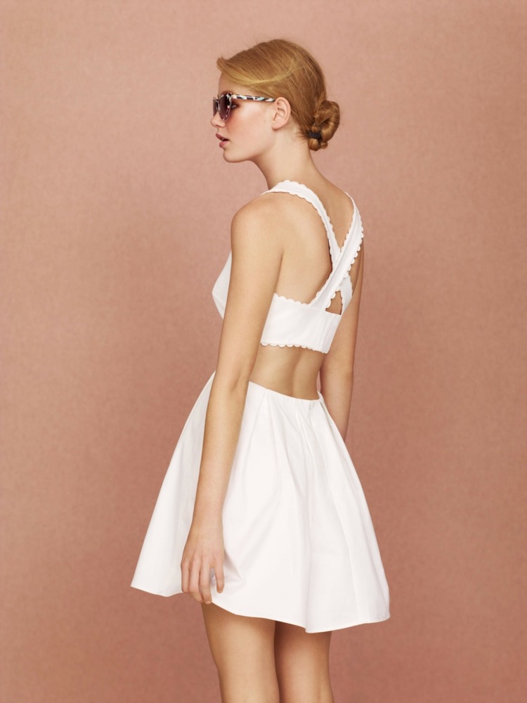 Módne a šik - biele šaty s akcentom vzadu vegánska móda asos-biele-šaty-krátke-späť-akcent