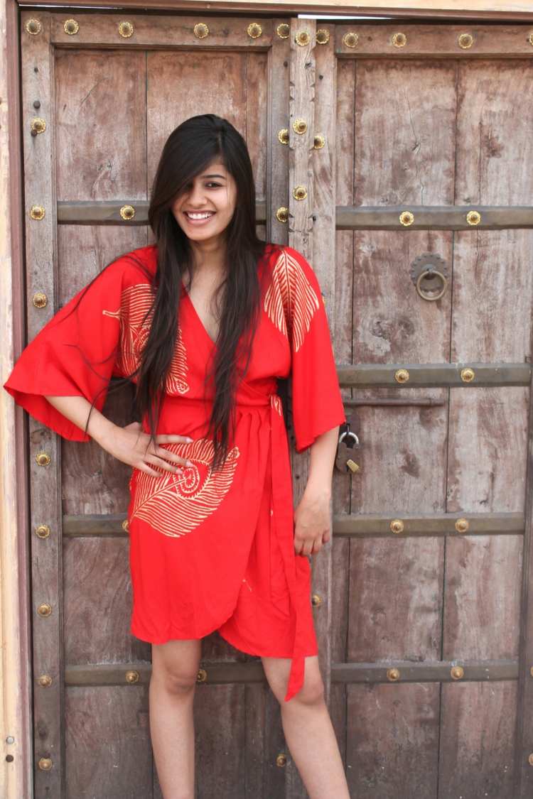 Vegánske kimono šaty v červenej farbe - model od Symbology móda-vegánska-symbolika-kimono-šaty-červená-letné-plážové-oblečenie