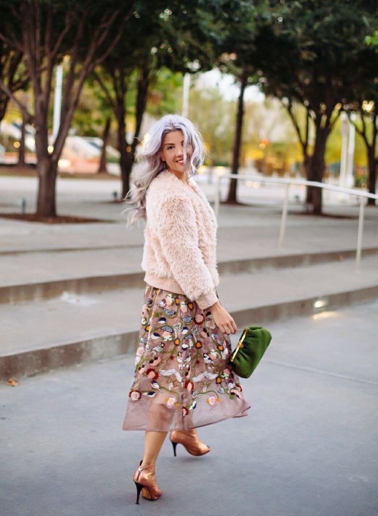 Dámska móda s kabátom z umelej kožušiny fashion-vegan-rock-transparentná-tkanina-kožušinová bunda-zelená-dámska taška