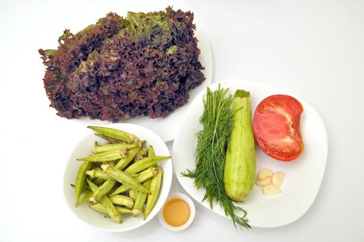 Tieto produkty potrebujete pre vegánsky recept na zeleninový dresing vegánsky recept na zeleninový dresing okra paradajkový cuketový kôprový šalát