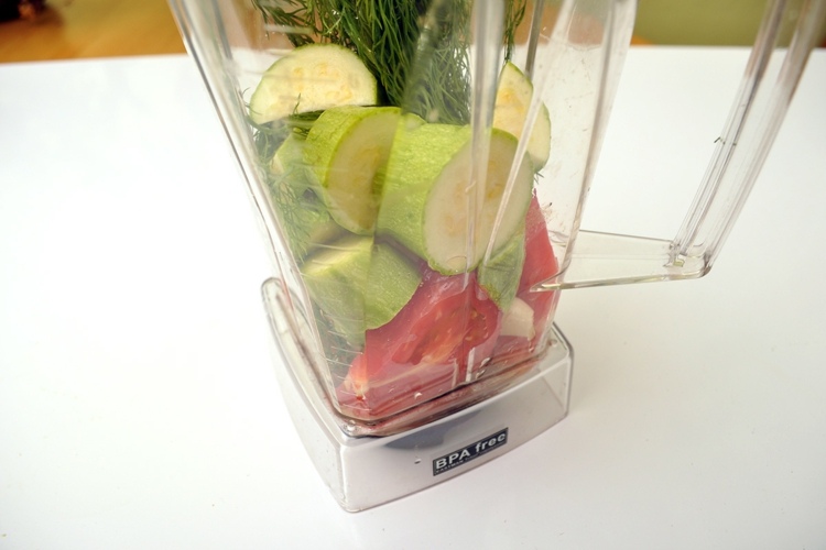 Zeleninový dresing sa pripravuje v mixéri vegánsky recept na zeleninovú zálievku mixér príprava dressingu jablčný ocot