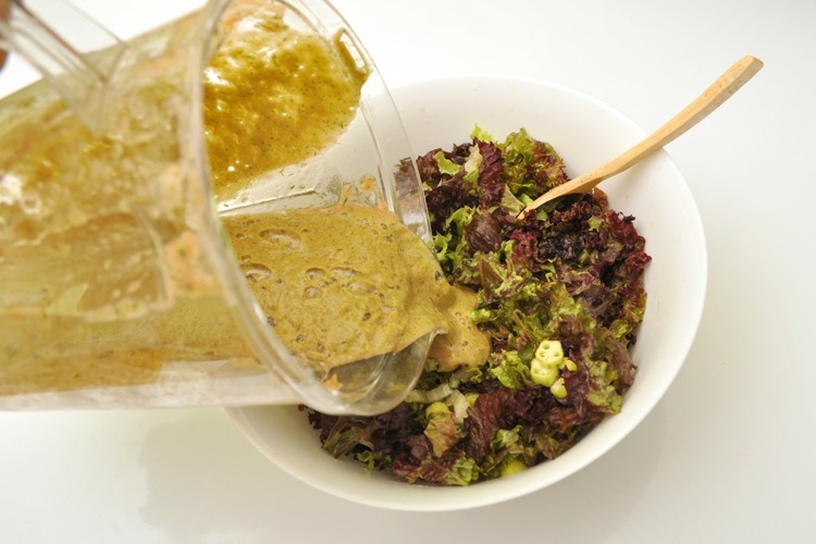 Zeleninový dresing sa pridá do nakrájaného šalátu vegánsky recept zeleninový dresing misa dresing štartovací nápad