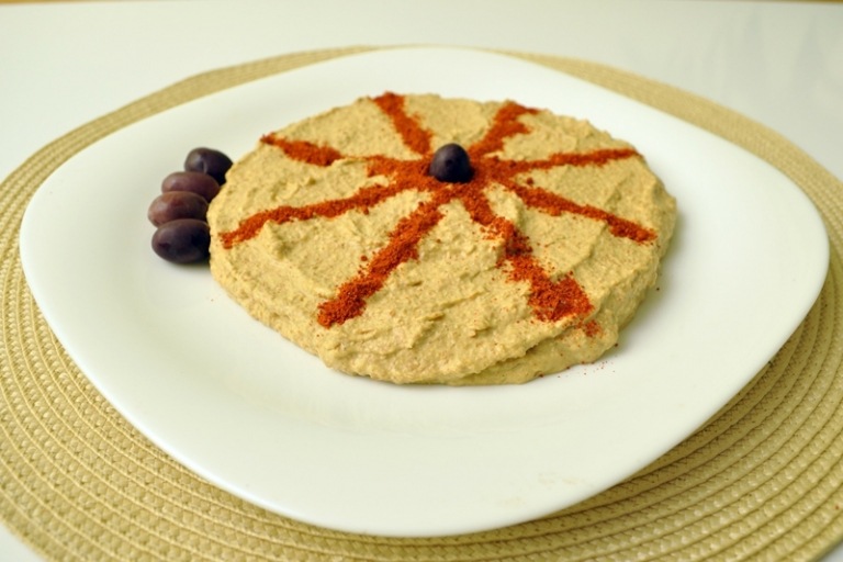 vegánsky recept na humusovú kašu paprika prášková ozdoba olivy