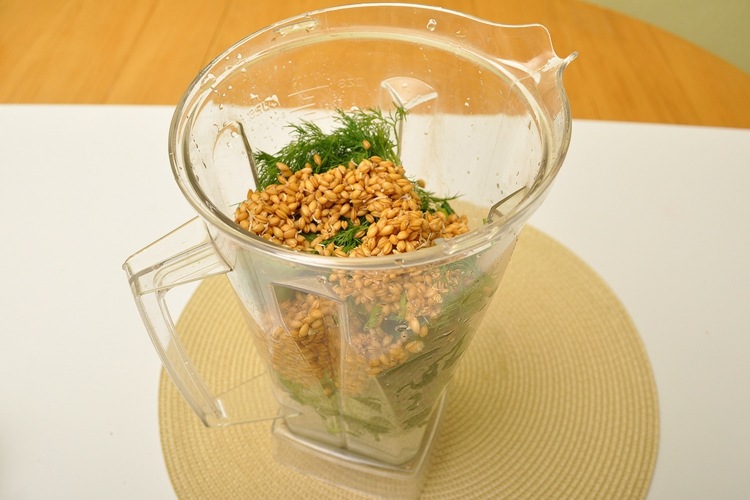 Na prípravu omáčky je potrebné do mixéra vložiť všetky prísady ... vegánske omáčky recept špenát mixér na špaldové sadenice