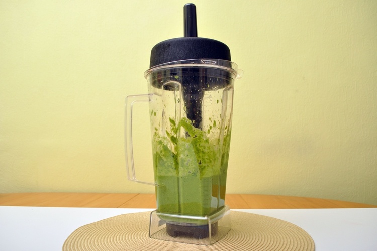 ... a pretlačené do omáčky recept na vegánsku omáčku zo špenátu a prípravy špaldového mixéra