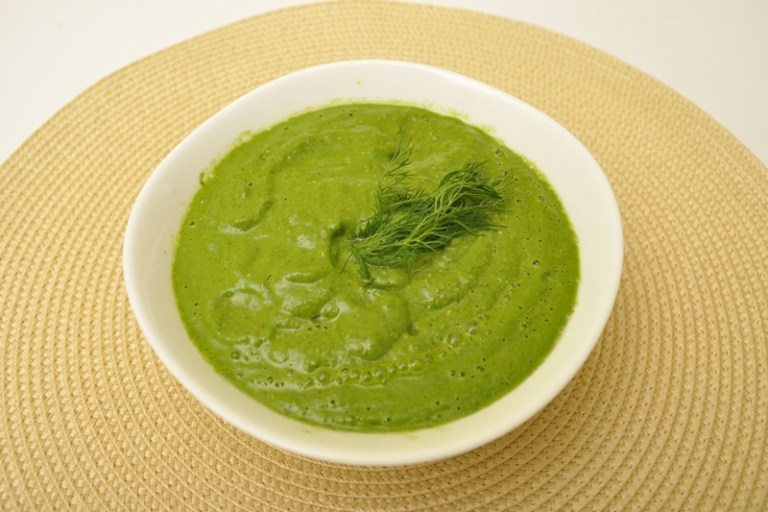 Recept na vegánsku omáčku zo špenátu a špaldy ako chutné občerstvenie medzi jedlami recept na vegánsku omáčku zo špenátu a špaldovej misky