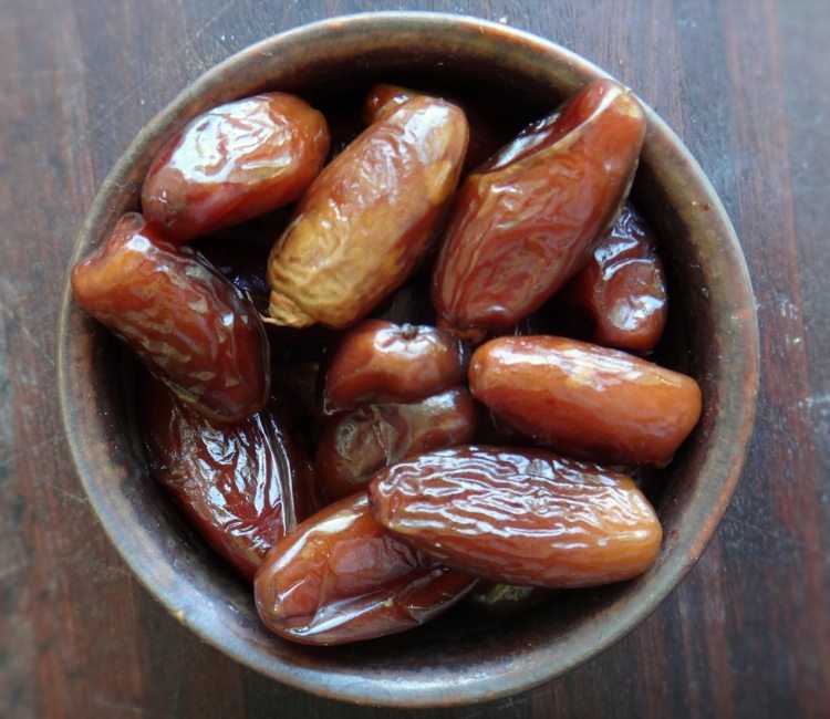 Jednou z ingrediencií vegánskeho koláča sú datle vegánske koláče recept datle misa zdravé jedlo