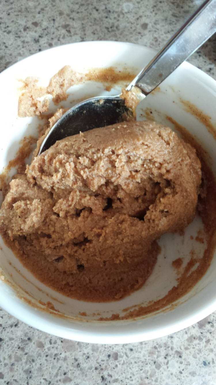 Tortový základ je vyrobený z mandlí, datlí a kokosového oleja vegánske recepty koláče mix orechov mix spodnej lyžice