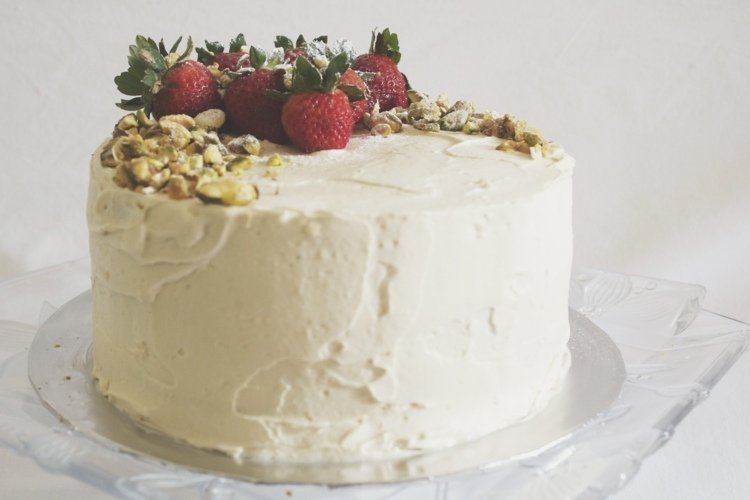 Na ozdobu koláča môžete použiť aj jahody alebo iné ovocie vegánske koláče recept dekorácie nápad jahody pistácie