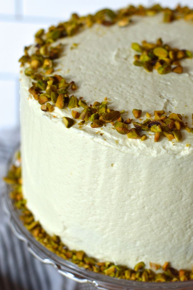 Nápad na recept na vegánsky koláč s ozdobou iba z pistácií na okraj koláča vegánsky recept koláče kruhy ozdoba orechy pistáciový dezert