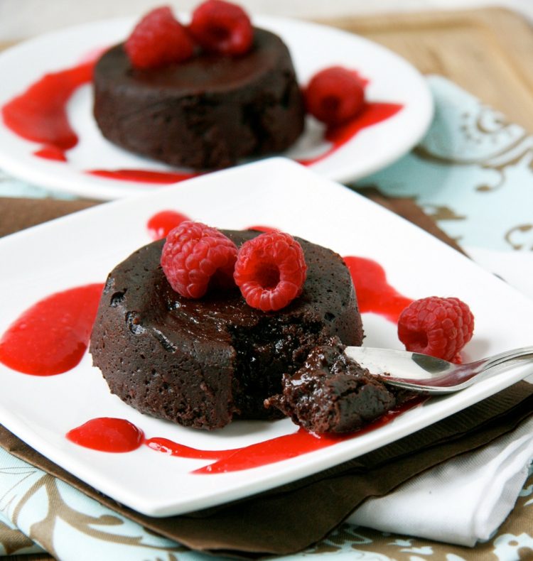 Hodvábne tofu namiesto múky - čokoládový koláč je zaručene zdravý vegánske jedlo čokoládový koláč pripravte si maliny sami