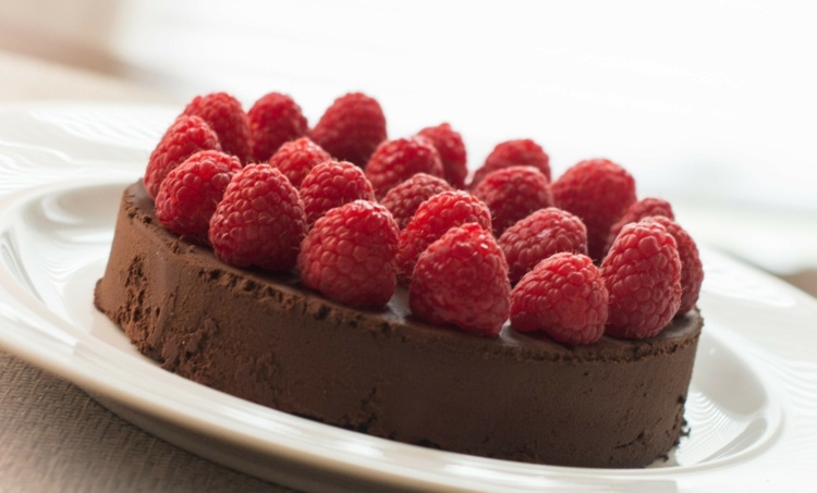 Pečte koláče s čokoládou sami - recept pre začiatočníkov Pripravte si lahodné dezerty z vegánskej malinovej čokoládovej torty sami