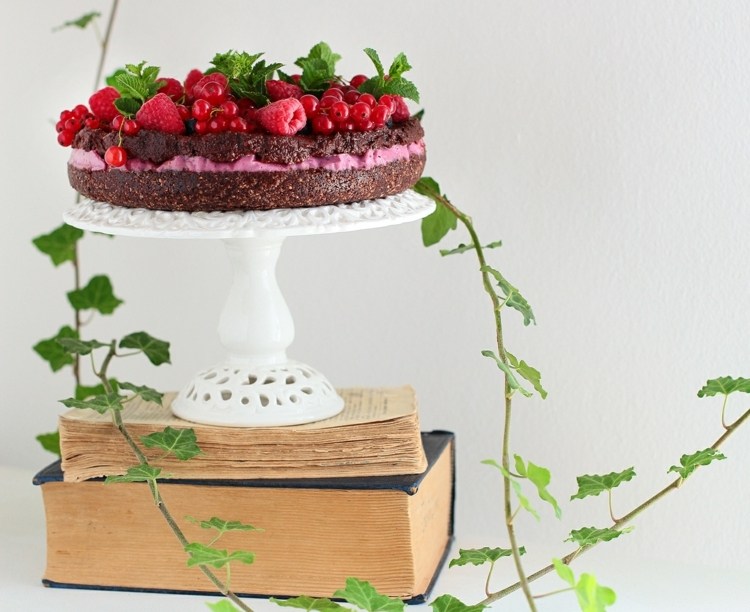 Čokoládový koláč s ovocím a smotanou - vegánske dezerty vegánske recepty čokoládová torta sa topí vo vodnom kúpeli