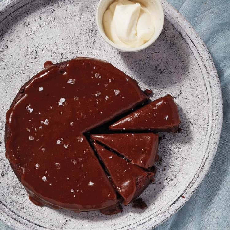 Vegánsky dezert s čokoládovou polevou vegánska čokoládová torta poleva-parížsky krém-kakaový prášok-kryštály soli-lahôdky-servírovací podnos
