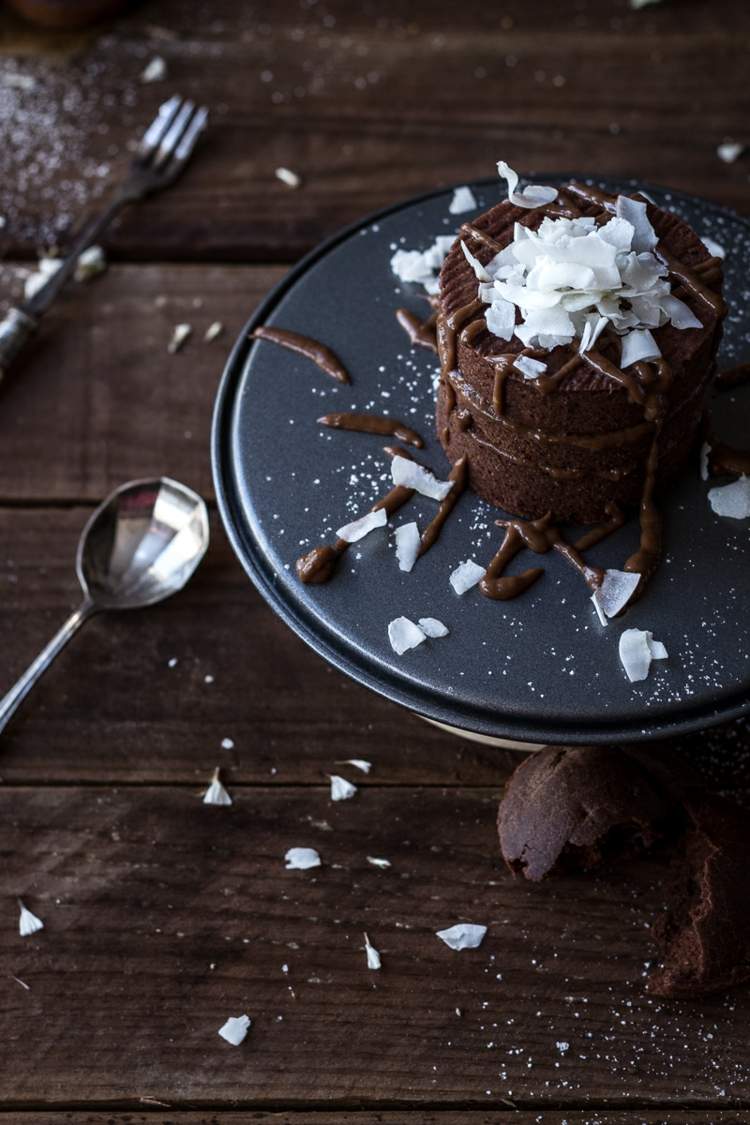 Mini čokoládová veža ozdobená sušeným kokosom vegánsko-čokoládový-koláč-mini-koláč-kokosové vločky-krém-poleva-kakao-viacvrstvový