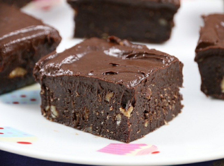 Čokoládový koláč s avokádom a orieškami vegánsko-čokoládový koláč-bezlepkové oriešky-ganache-mandle-lieskové orechy-avokádový tanier