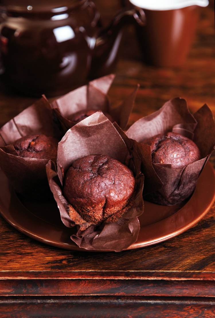 Lahodné muffiny s čokoládou a banánmi vegánsko-čokoládovo-muffinové-muffiny-tmavo-čokoládovo-kakaové-práškové-banánové-tanierové-kokosovo-mliečne-bezlepkové