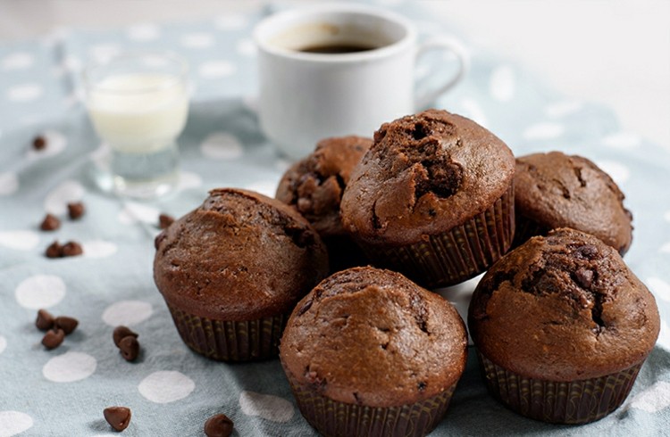 Muffiny s čokoládovými lupienkami ku káve vegánsko-čokoládovo-muffinové-muffiny-celozrnná múka-ovsené mlieko-kávovo-hrnčekové-čokoládové nips