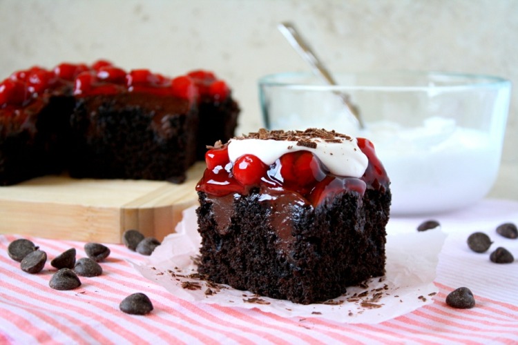 Čokoládová torta ozdobená džemom vegánsko-čokoládový-koláč-čokoládový-nips-tmavý-krém-džem-čerešňovo-ozdobný-koláčový koláč