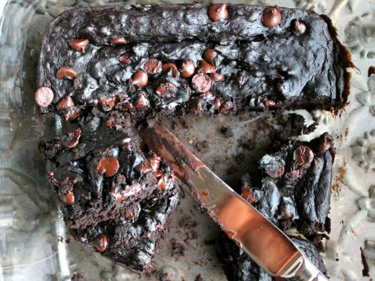Tortové cesto s čiernymi fazuľami a kakaom vegánsko-čokoládový koláč-čierne-fazuľky-čokoládové lupienky-nôž na cukor z kokosových kvetov