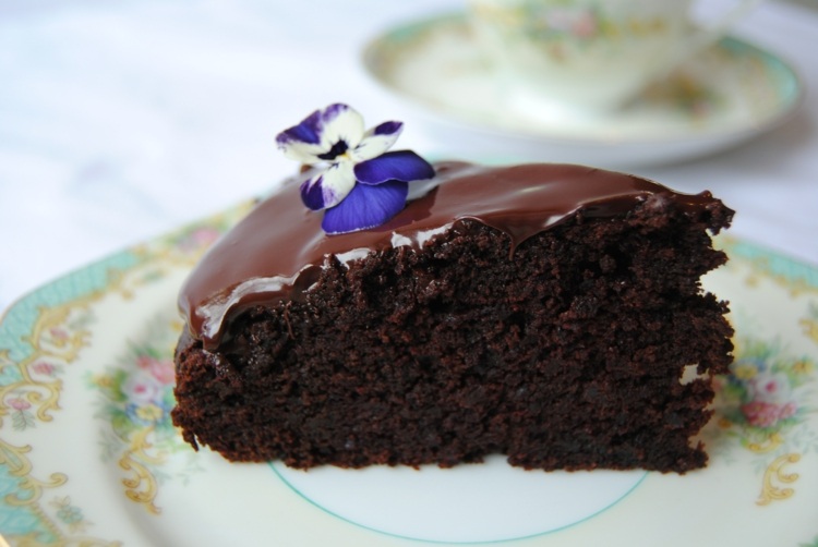 Čokoládový koláč s lesklou polevou vegánska čokoládová torta čokoládová poleva-kakaový prášok-kokosový kvet cukor-špaldová múka-kvet-kúsok