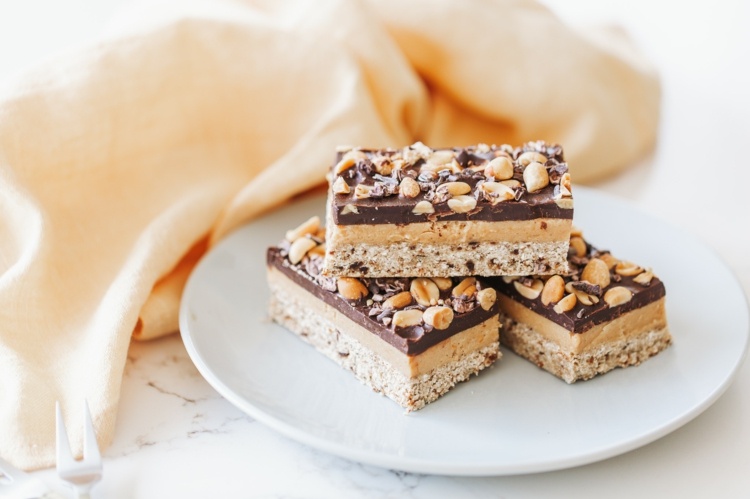 zdravý koláč s receptom na vegánske dezerty s datľovou kôrkou