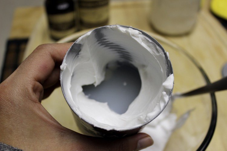 Lyžica na kokosové mlieko-chladnička-skladovanie-odstredená-pevná-kokosová masť