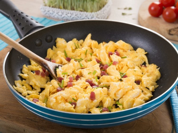 Miešané vajíčka so šunkovými kockami na panvici