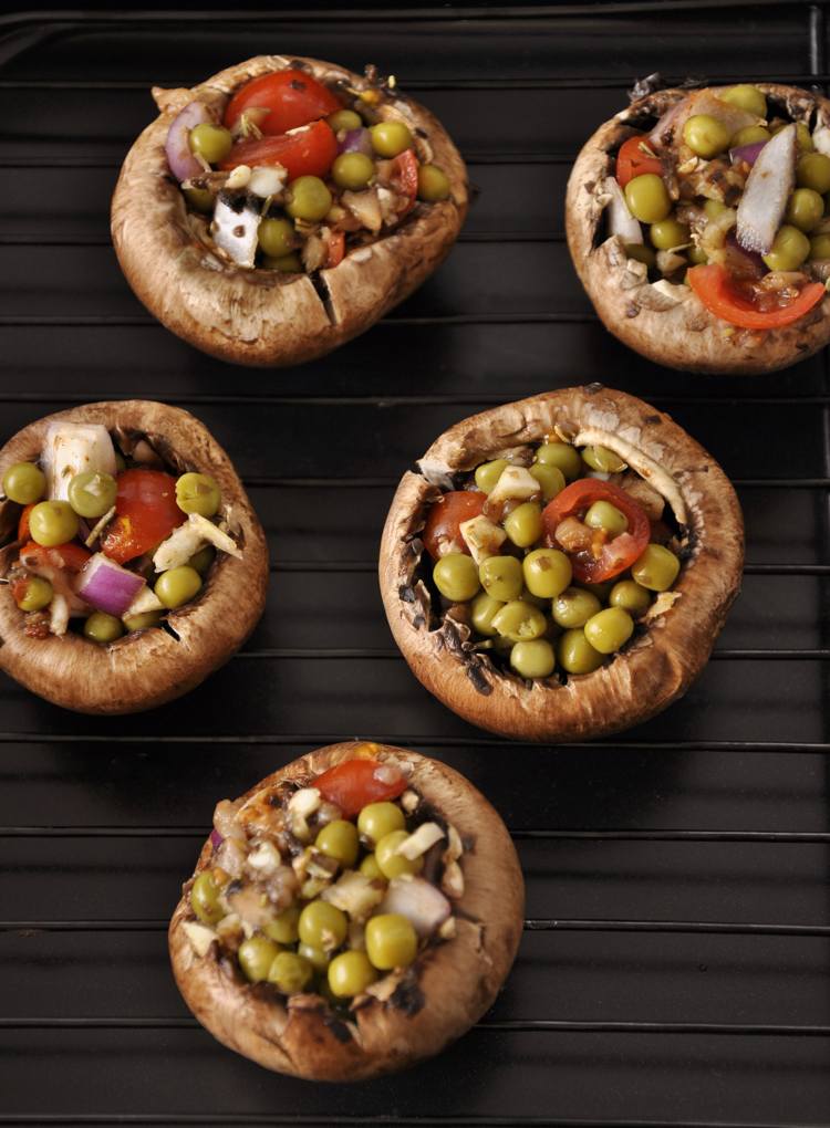 vegetariánsky-gril-recept-plnené-šampiňóny-hrášok-cesnak-cherry-paradajky