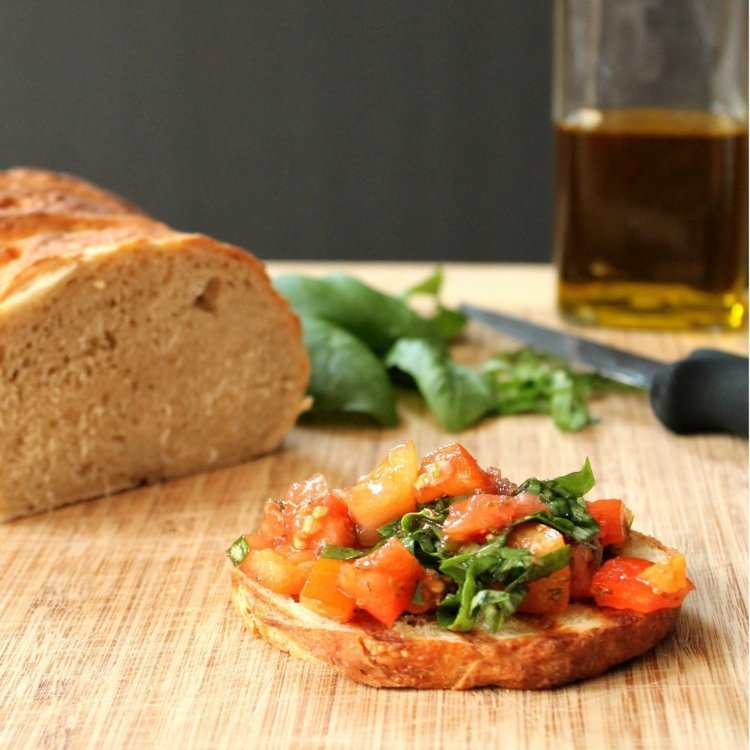 Populárne bruschetti sú vegetariánske vegetariánska prstová výživa bruschetta-paradajka-bazalka-cibuľa