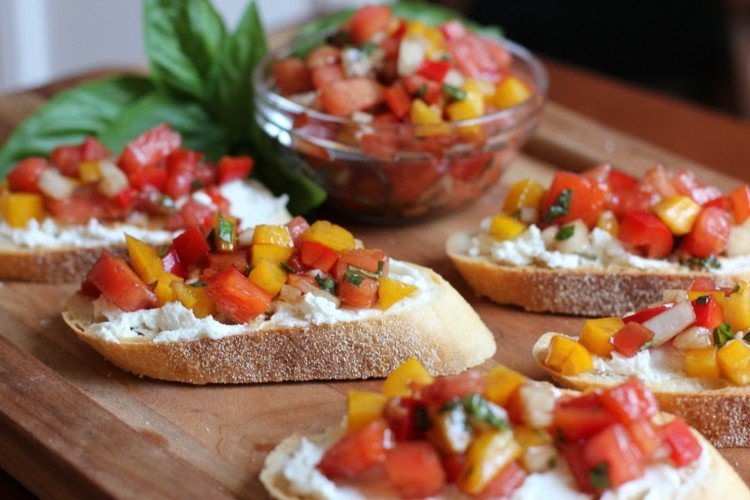 Na toto prstové jedlo s bagetou je možné použiť akúkoľvek zeleninu vegetariánske jedlo na prstoch zelenina-bruschetta-paprika-bageta-chlieb