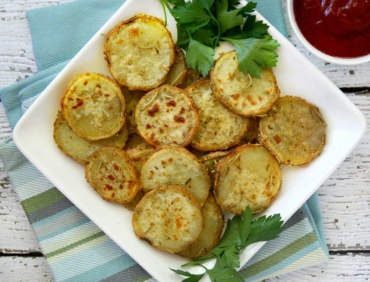 Vegetariánske prstové jedlo - pečené zemiakové plátky vegetariánsko-prstová potravinová bunda zemiaky-rozmarín-cesnak-peč