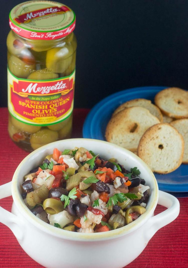 Vegetariánsky šalát podávajte v mini miskách alebo hrnčekoch vegetariánske jedlo na prstoch-muffuletta-olivový-šalát-mini-hostia