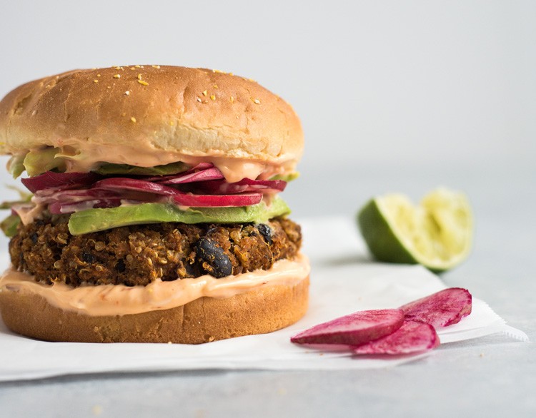 vegetariánsky hamburger recept sladké zemiaky fazuľa čili majonéza
