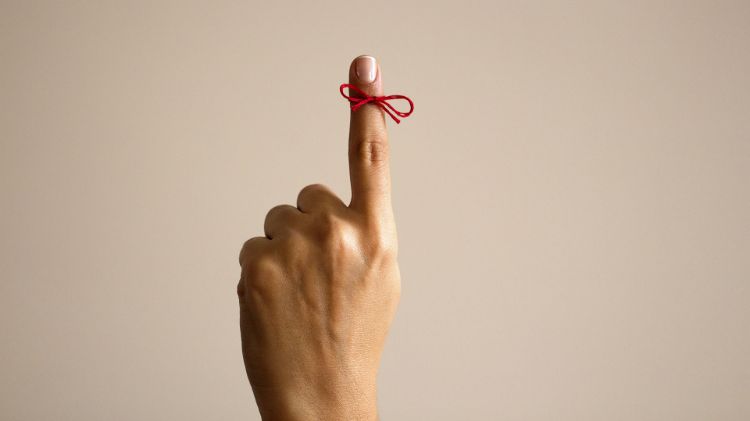 zabudnite a na pripomenutie si uviažte nitku na ukazováku