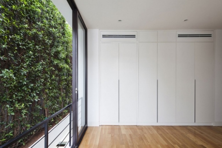 verikaler-záhrada-prázdninový dom-zrekonštruovaný-interiér-dizajn-vstavané skrine-biela