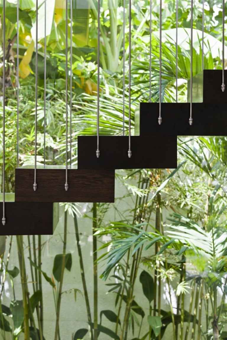 verikaler-záhrada-plávajúce-schody-harfa-schody-drevené schody-masívne