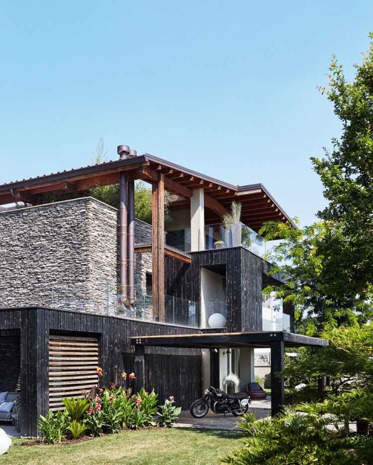 Zuhoľnatené drevo, fasáda z prírodného kameňa, exteriér prístrešku pre auto