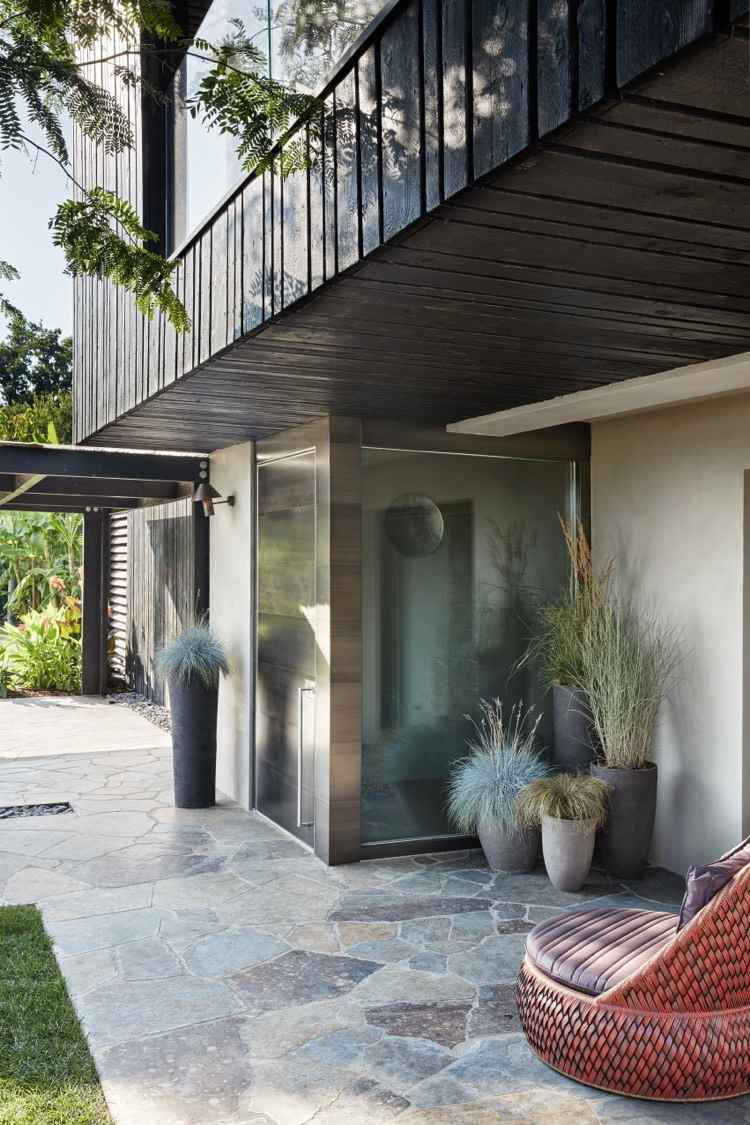 zuhoľnatený-drevený-fasádny-vchod-polygonálny-platňový-chodník