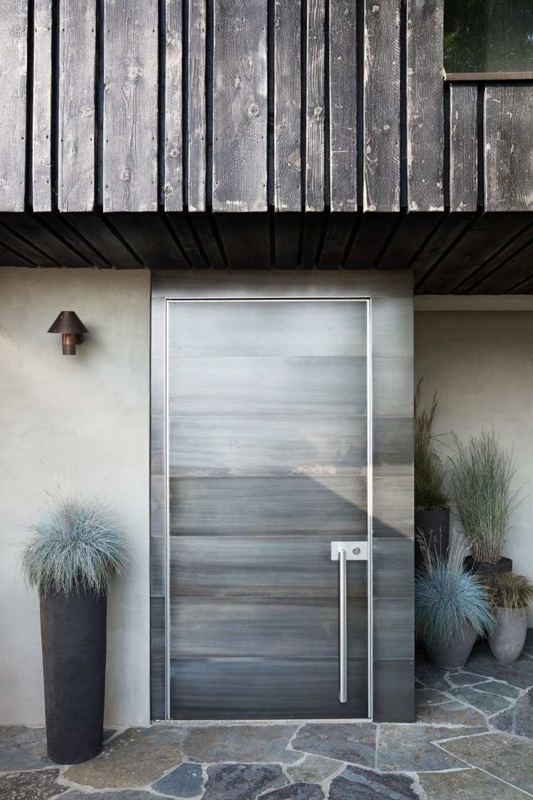 zuhoľnatený-drevo-fasáda-polygonálny-prírodný-kameň-doska-vchod