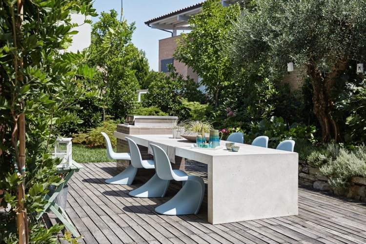 Terasa-drevo-sivá-jedálenský kút-gril-betón-jedálenský stôl