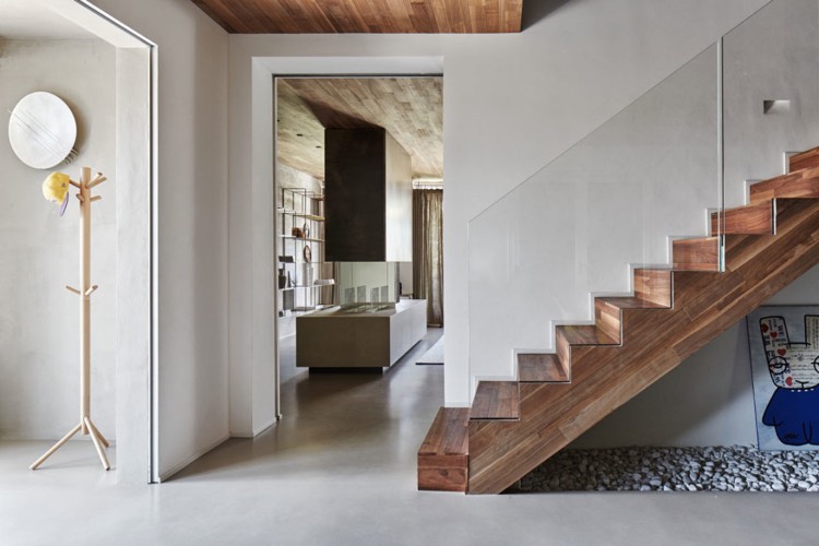 obývacia časť-krb-schody-chodba-štrk