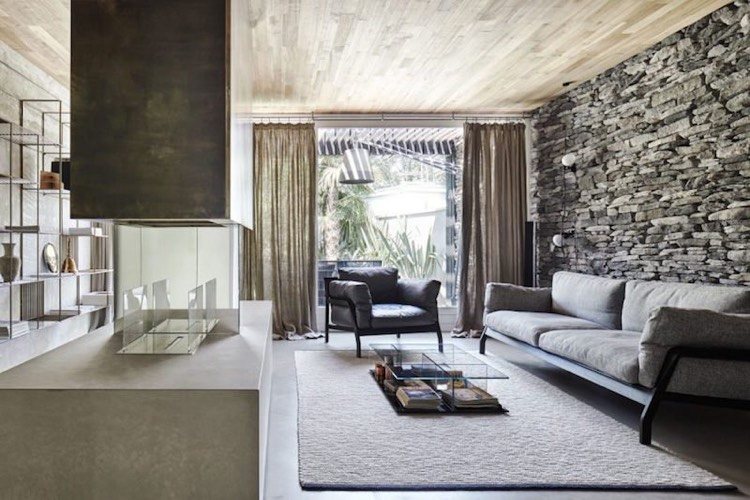 obývačka-stena z prírodného kameňa-drevený strop-krb