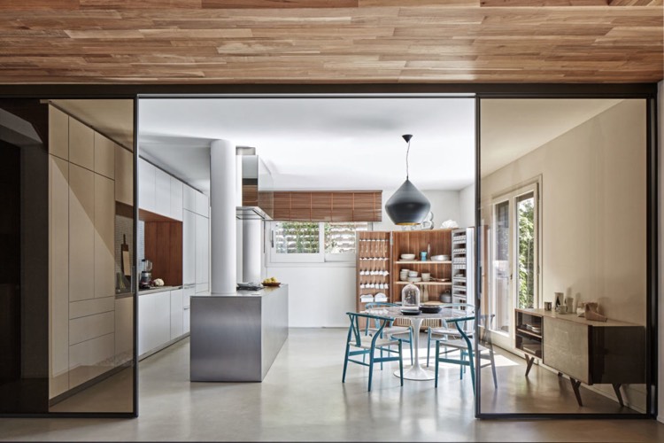 kuchyňa-ostrov-jedáleň-poter podlaha-sklenené posuvné dvere