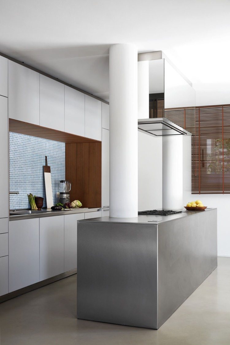 kuchyňa-matná-biela-bezúchytková-oceľová-ostrov