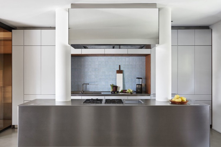 kuchyňa-biela-bezúchytka-nerezový ostrovček