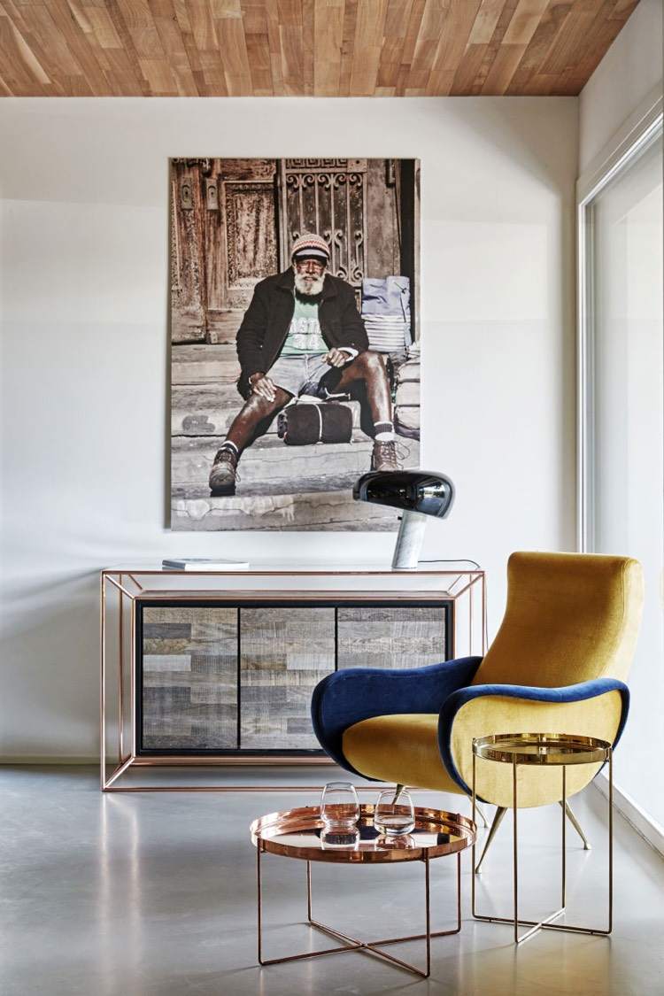 Relaxačný rohový kovový stolík-komoda-nástenná maľba